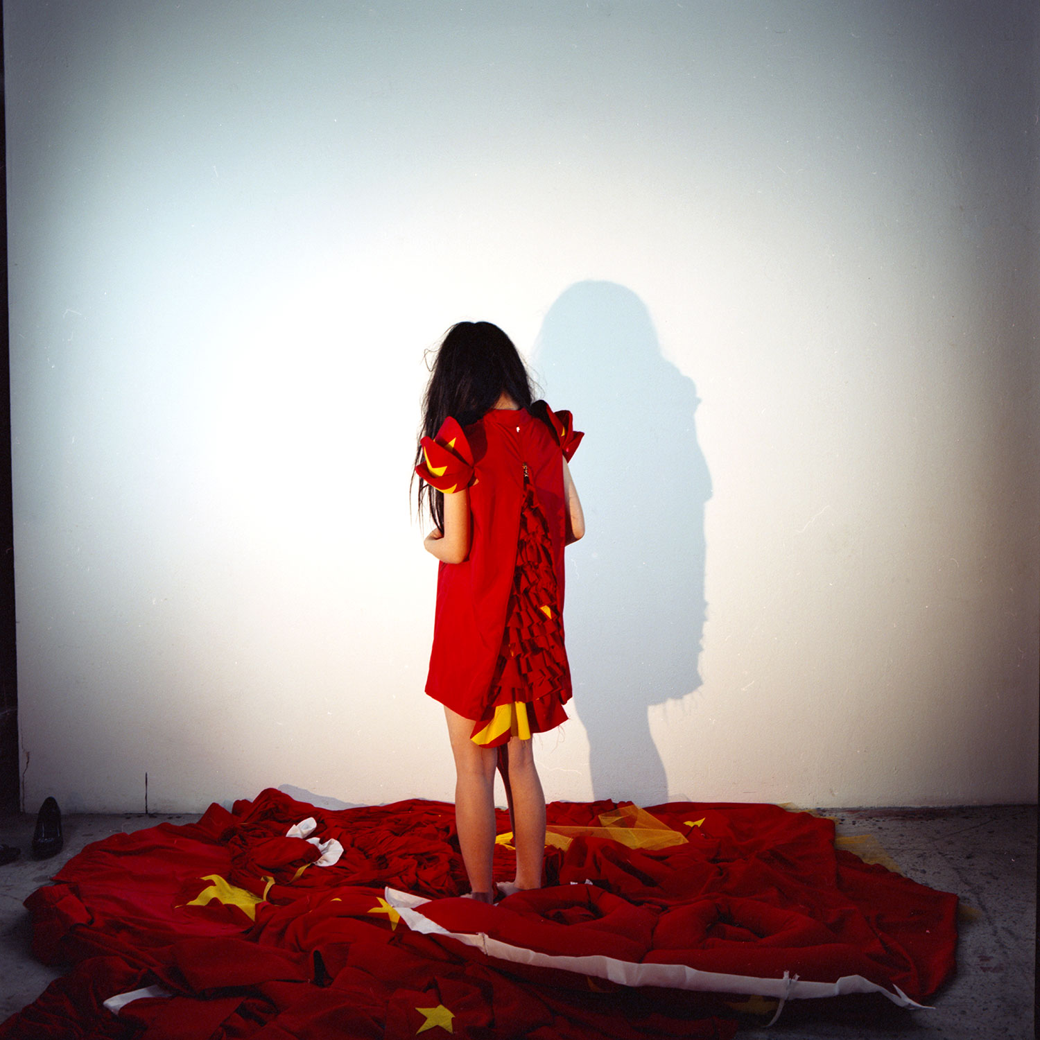 100-ways-to-wear-a-flag-alicia-framis