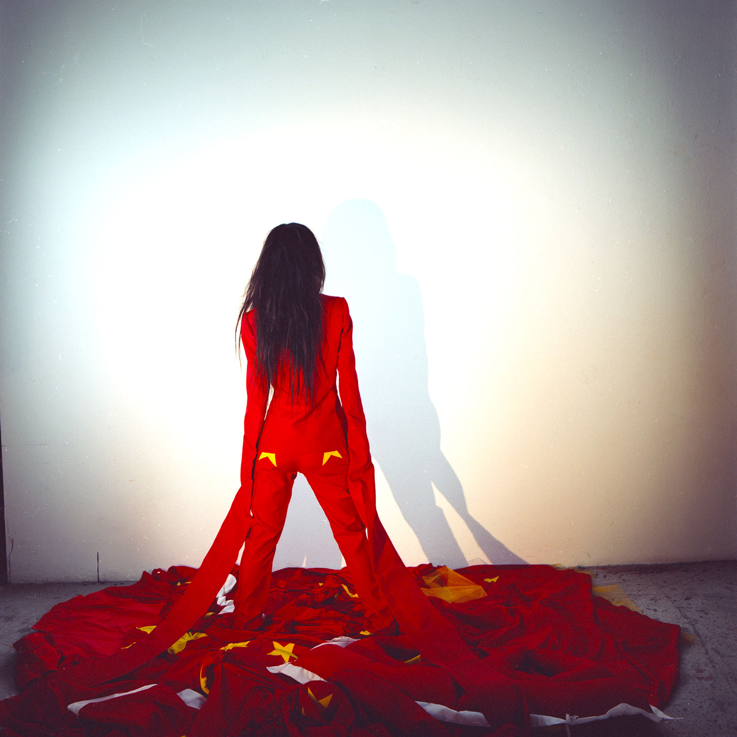 100-ways-to-wear-a-flag-alicia-framis